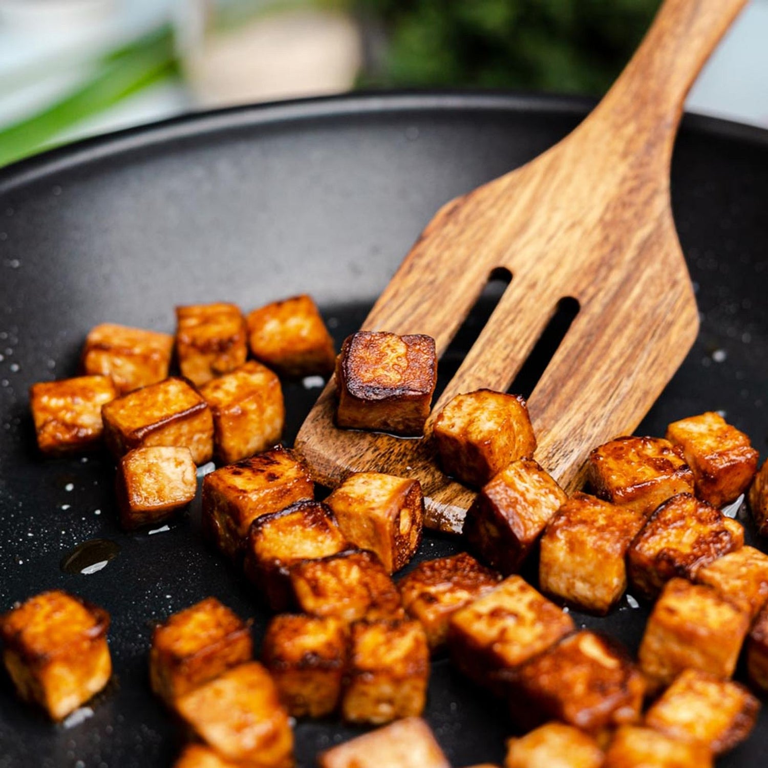 Knusprig gebratene vegane Vleisch-Würfel aus KIVEGAN DRYMIX in der Pfanne