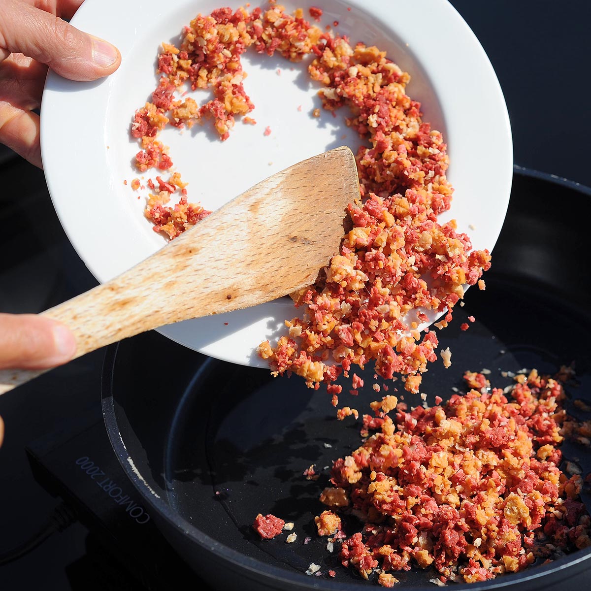 Vegane KIVLEISCH-Zutaten hacken für die Zubereitung aus KIVEGAN DRYMIX