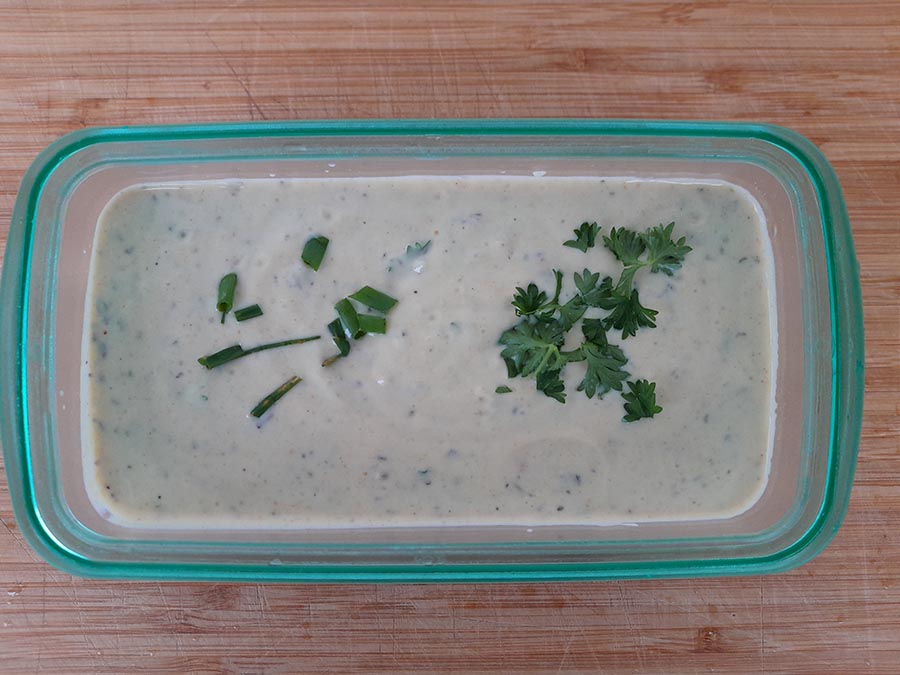 Veganer Tzatziki-Dip als Beilage zu KIVEGAN Vleisch