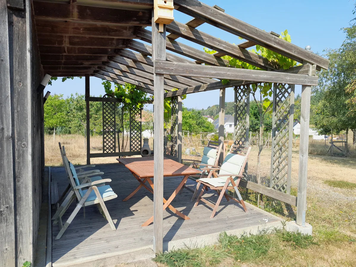 Pergola auf Foodtureland Openier mit Sitzplatz unter Weinlaub