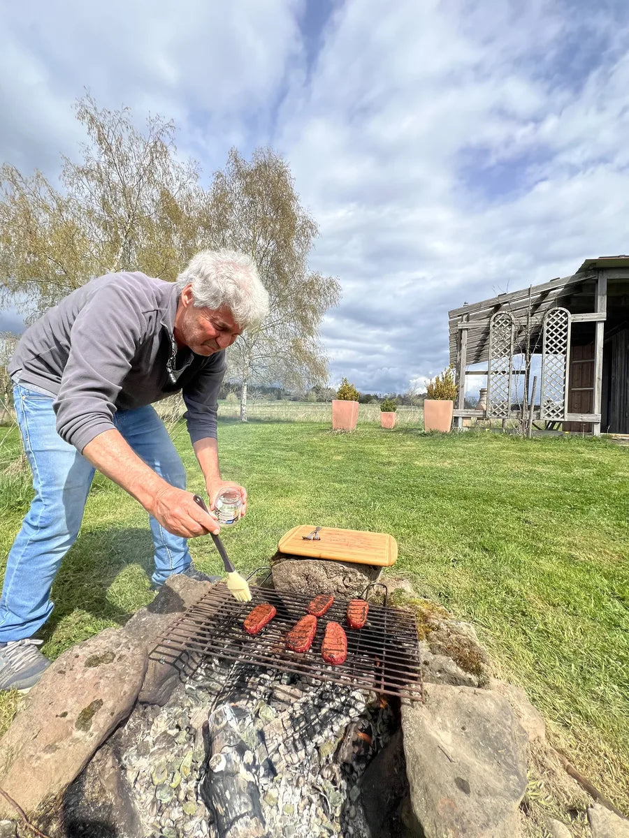 Grillen über offenem Holzfeuer aus Baumschnitt auf Foodtureland Openier