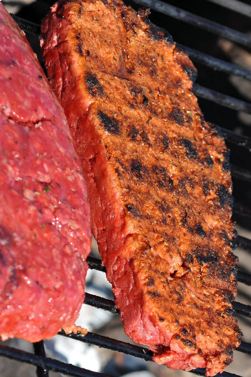 Veganes KIVleisch aus KIVEGAN DRYMIX mit Grillstreifen auf dem Rost