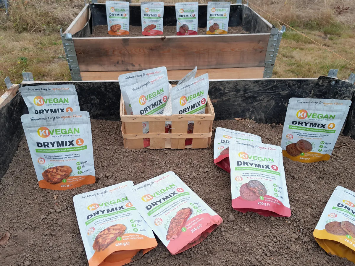 Erntezeit auf Foodtureland: 250 g schwere KIVEGAN DRYMIX Beutel im Hochbeet mit fertigem veganem Bio-Vleisch