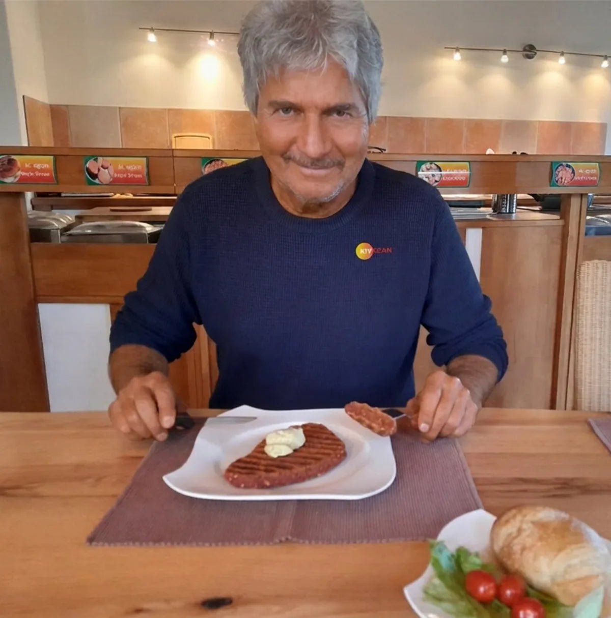 Kurt Inglin, Gründer von KIVEGAN, isst im Bistro ein veganes Bio-Steak aus KIVEGAN DRYMIX