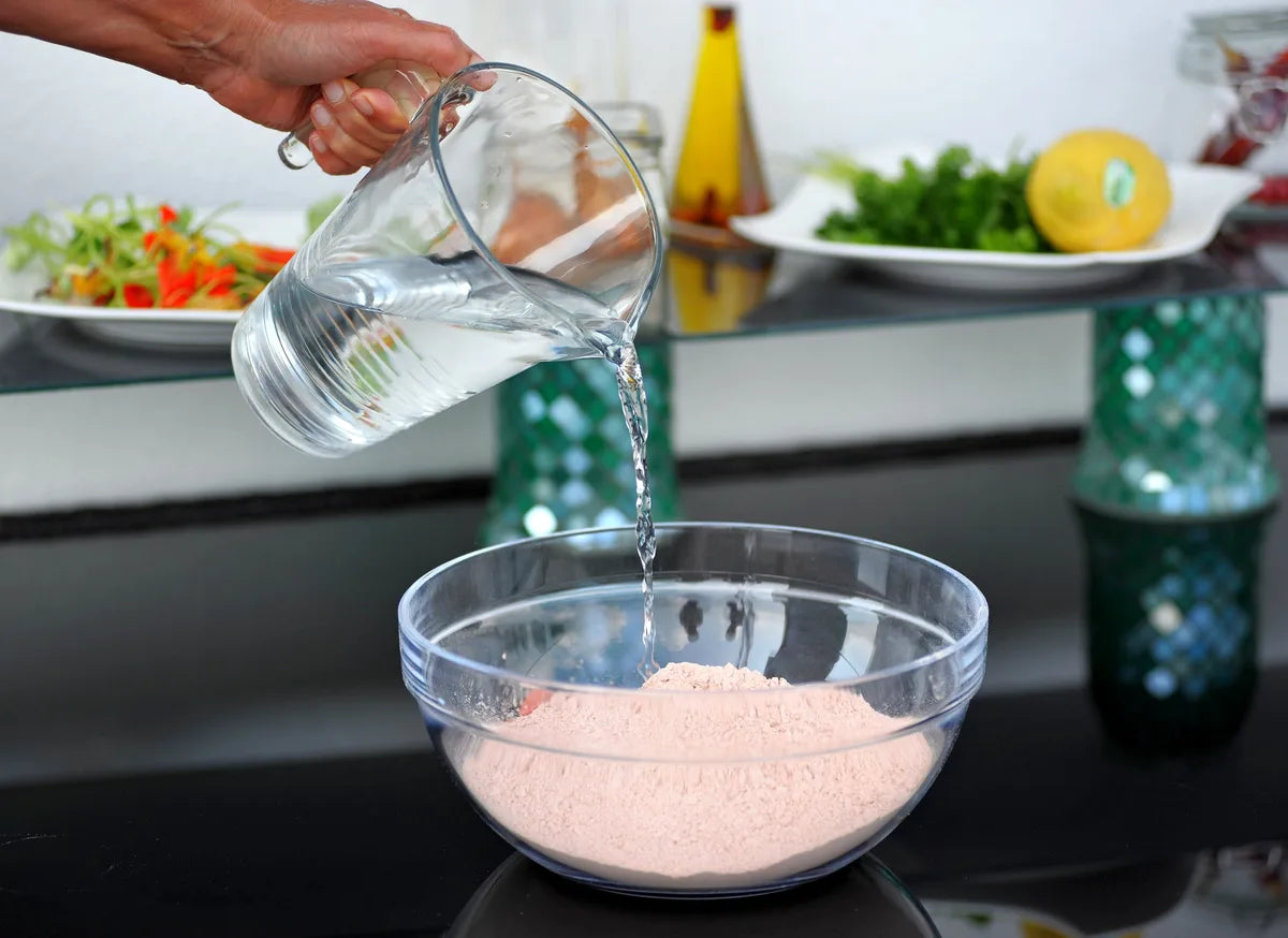 250 g KIVEGAN DRYMIX Trockenmischung wird in einer Schüssel mit 250 ml Wasser übergossen