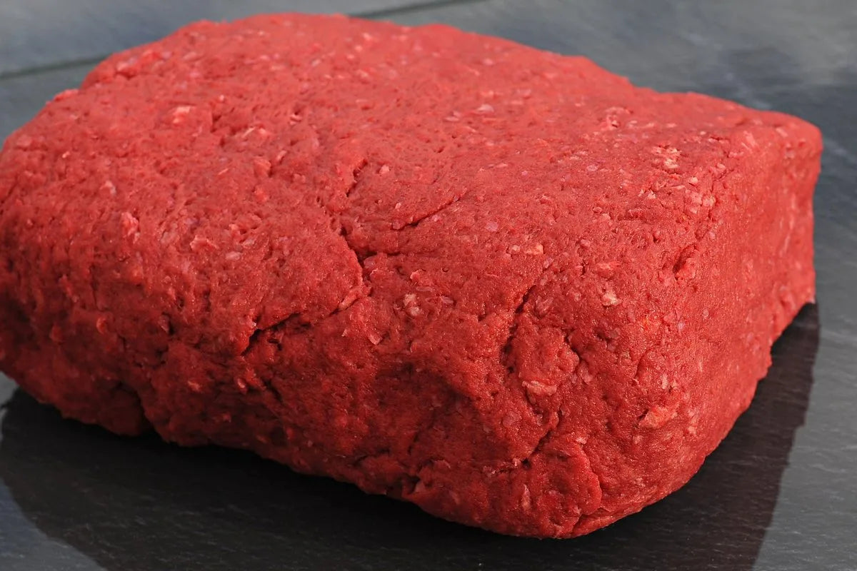 Frisch geknetetes KIVleisch aus KIVEGAN DRYMIX zu einem Bratenstück geformt